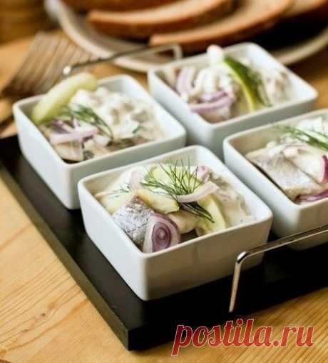 ЗАКУСКА ИЗ СЕЛЬДИ С ЯБЛОКАМИ В СМЕТАННОМ СОУСЕ