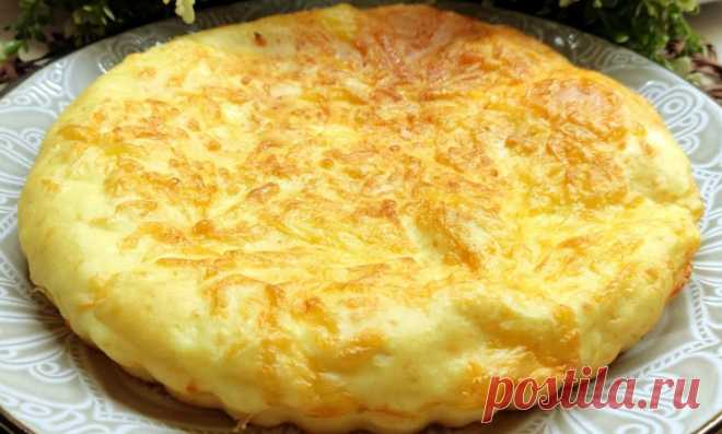 Вкуснее, чем хачапури. Пирог на творожном тесте с сыром: простой рецепт Ни для кого не секрет, что хачапури считается исконно грузинским блюдом. Это замечательное сочетание пресного теста и соленого сыра с яйцом. Изначально хачапури готовили на северо-западе Грузии, начиная со средних веков эта лепешка стала достоянием страны. Сейчас блюдо готовят по всему миру. Однако оно не всегда получается правильно при готовке в домашних условиях. Видимо, для […]
