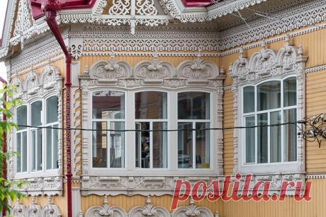 Предвкушать чудесное.

…когда безо всякой причины, не имея никаких прогнозов и шансов объяснить это кому-то, ты улыбаешься, потому что непостижимым образом твёрдо знаешь, что всё идёт правильно и впереди тебя ждёт только хорошее…

PS На фото — Томск.
#ВПоискахНаличников #Ниднябезстрочки #Томск #ДомоваяРезьба #nalichniki #наличники #деревянноезодчество