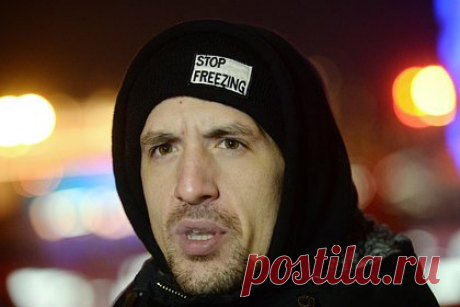 Смольянинов оценил возможность выступить перед бойцами ВСУ. Актер Артур Смольянинов (внесен в реестр иноагентов, а также в список экстремистов и террористов) в ходе разговора с пранкерами Вованом (Владимир Кузнецов) и Лексусом (Алексей Столяров) оценил возможность выступить перед бойцами Вооруженных сил Украины. Фрагмент их беседы доступен в соцсети «ВКонтакте».