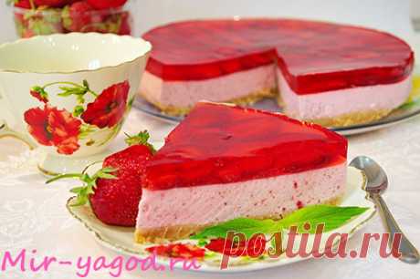Торт без выпечки с желе и клубникой