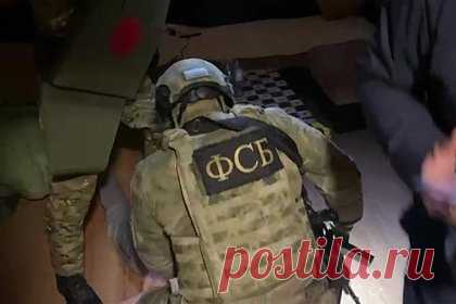 ФСБ задержала сотрудника оборонного завода по делу о госизмене. В Подмосковье ФСБ задержала сотрудника оборонного завода по делу о госизмене. Фигурант занимал должность директора по качеству авиазаводу и имел доступ к документам с грифом «совершенно секретно». По данным ФСБ, он сфотографировал чертежи деталей боевой техники и отправил их гражданину Украины.