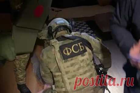 ФСБ задержала сотрудника оборонного завода по делу о госизмене. В Подмосковье ФСБ задержала сотрудника оборонного завода по делу о госизмене. Фигурант занимал должность директора по качеству авиазаводу и имел доступ к документам с грифом «совершенно секретно». По данным ФСБ, он сфотографировал чертежи деталей боевой техники и отправил их гражданину Украины.