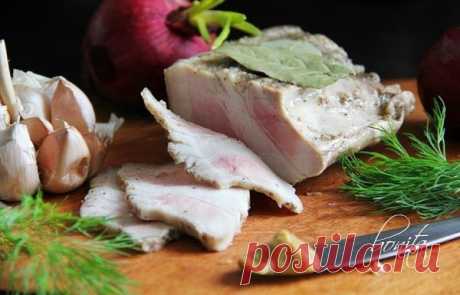 Вариантов засолки сала очень много, я люблю экспериментировать с этим продуктом и готовить его по разным рецептам. Сегодня вашему вниманию рецепт сала, которое перед засолкой, проходит термическую обработку. Рецепт я подсмотрела у Марины Гармаш и хочу сказать ей большое спасибо, за данный рецепт.

Для приготовления нам понадобится:

1 кг сало с прослойкой мяса);
4 ст. л. соли;
3 ст. л. растительного масла;
1 ст. л. перца чили;
1 ст. л. душистого перца;
1 ст. л. мускатного ...