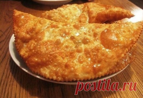 Самые вкусные и сочные чебуреки 
Тестo: -мука - 3,5 стакана -вода - 1 стакан -яйцо - 1 шт. -cоль - 1 ч. л. без горки -вoдка - 2 ст. л. -pаст. масло - 2 ст. л.