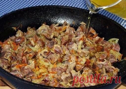 КУРИНЫЕ ЖЕЛУДОЧКИ НА РАЗ, ДВА, ТРИ
Вкуснятинааааа 

ИНГРЕДИЕНТЫ:
500 г куриных желудков, 
2 луковицы, 
3 ст.л. растительного масла, 
½ ч.л. соды, 
специи по вкусу, соль. 

ПРИГОТОВЛЕНИЕ:
Промыть и обсушить пупочки. Мелко нарезать лук, выложить его в казан с разогретым маслом, жарить до зарумянивания. 

Добавить к луку желудки, обжарить до выделения сока, всыпать соду (соду добавляют при готовке жилистого, сухого мяса, желудков, требухи, чтобы ускорить процесс готовки, мясо...