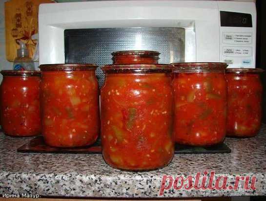 ЛОБИО ИЗ СТРУЧКОВОЙ ФАСОЛИ И СЛАДКОГО ПЕРЦА 
3 кг помидор прокрутить через мясорубку, добавить 100 г соли, 250 мл растительного масла, 200 г сахара, 4 головки чеснока давленного. 
Варим помидорную массу 20 мин. 
Фасоль стручковую 2,5 кг и перец сладкий 2,5 кг нарезать небольшими кусочками и добавить в томатную массу. Варим еще 20 минут. За 5 минут до окончания варки добавить 100 мл 9% уксуса. 
Уложить лобио в стерилизованные банки и закатать. На эту порцию понадобится 5 литровых банок. Хранить м