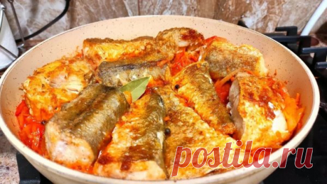 РЫБА ХЕК - Вот как надо готовить! Это один из Лучших и Вкусных рецептов приготовления рыбы!
Этот рецепт – настоящий спасатель, когда хочется приготовить нежную и сочную рыбу с насыщенным овощным вкусом. Рыба пропитывается ароматной подливой и получается очень мягкой и сочной. Попробуйте – ваши родные будут в восторге!
Для рыбы:
- Хек – 900 г
- Треска – 600 г
Для овощного соуса:
- Лук – 2 шт. (500 г)
- Морковь – 1 крупная (250 г)
- Вода или бульон – 200 мл
- Томатная паста ...