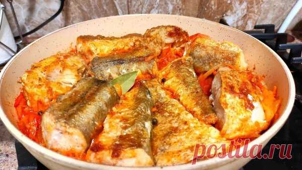 РЫБА ХЕК - Вот как надо готовить! Это один из Лучших и Вкусных рецептов приготовления рыбы!
Этот рецепт – настоящий спасатель, когда хочется приготовить нежную и сочную рыбу с насыщенным овощным вкусом. Рыба пропитывается ароматной подливой и получается очень мягкой и сочной. Попробуйте – ваши родные будут в восторге!
Для рыбы:
- Хек – 900 г
- Треска – 600 г
Для овощного соуса:
- Лук – 2 шт. (500 г)
- Морковь – 1 крупная (250 г)
- Вода или бульон – 200 мл
- Томатная паста ...