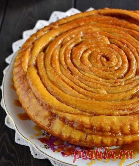 Шотландский спиральный пирог. 

Автор пирога писала, что это невероятно вкусный торт, фото готового блюда меня сразу привлекло! Да, именно торт в оригинале он назывался “Шотландский вислоухий спиральный торт” 
У меня этот пирог вызвал полный восторг. Верхушка пирога бесподобная, слегка хрустящая и тянущаяся, с насыщенным карамельно-ирисковым вкусом. Рекомендую приготовить! 
 
Вам потребуется: 
 
Тесто: 
Мука пшеничная — 500 г 
Молоко — 320 мл 
Масло сливочное (комнатной те...