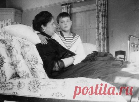 Гемофилия - редкое наследственное заболевание, при котором резко возрастает опасность гибели от кровоизлияния, даже при незначительной травме. Этой болезни были подвержены самые различные личности, в том числе и первые лица государств.