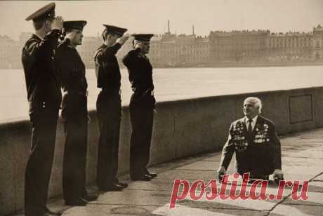Незабываемый снимок 
Эта фотография часто появляется на просторах «всемирной паутины». Всегда без комментариев. И всегда вызывает непередаваемые эмоции. Один раз увидев этот снимок, не забудешь никогда. Мы решили выяснит…
