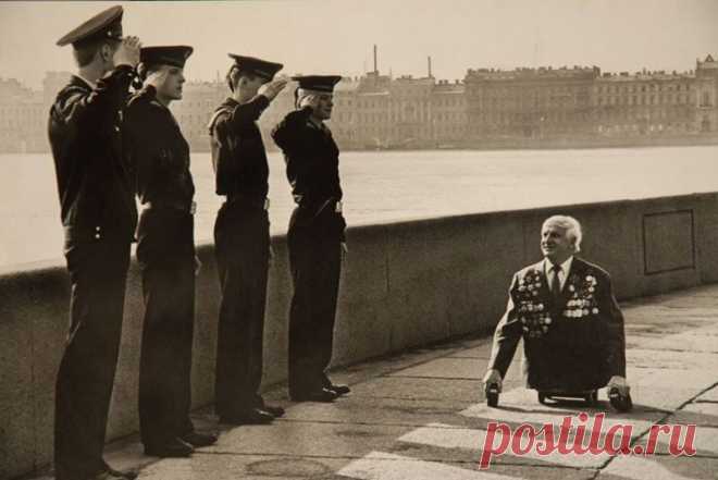 Незабываемый снимок 
Эта фотография часто появляется на просторах «всемирной паутины». Всегда без комментариев. И всегда вызывает непередаваемые эмоции. Один раз увидев этот снимок, не забудешь никогда. Мы решили выяснит…