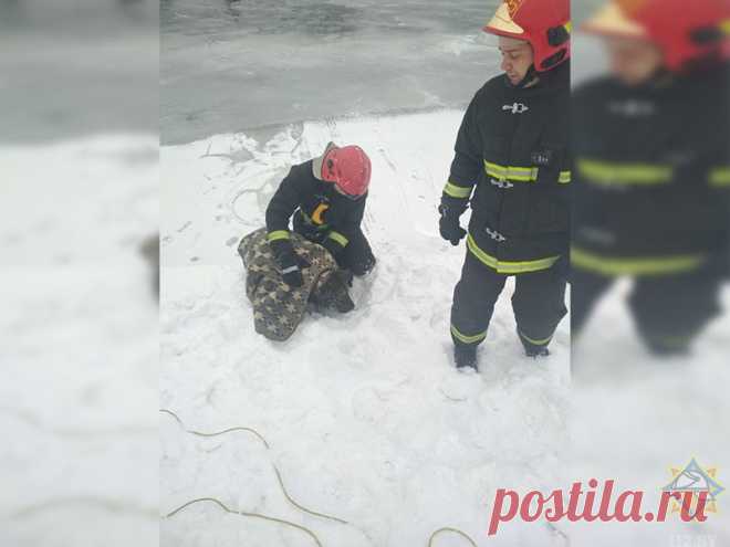 СПАСАТЕЛИ ПРИЮТИЛИ СОБАКУ, ТОНУВШУЮ В СВИСЛОЧИ, А ТЕПЕРЬ РАЗЫСКИВАЮТ ЕЕ ХОЗЯЕВ В Свислочи утром 29.01.2019г.

тонула собака. Ее спасли, а теперь разыскивают хозяев, сообщает Минское городское управление МЧС.

Фото: МЧС Минска

29 января, в 10.33, спасателям сообщили, что в Свислочи, неподалеку от моста на улице Орловской, кто-то тонет. Приехав, спасатели обнаружили, что