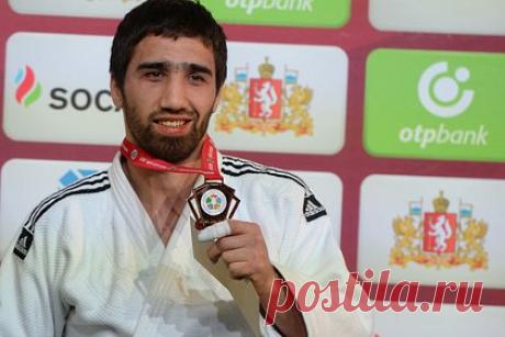 Олимпийского чемпиона из России отстранили из-за картинки в соцсетях. Федерация дзюдо России отстранила олимпийского чемпиона 2016 года Хасана Халмурзаева. Причиной стало нарушение 30-летним спортсменом внутренних правил и положений федерации, которые не позволяют публично высказывать какие-либо религиозные или политические взгляды. Отстранение является временной мерой.