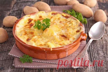 (4) 20 простых рецептов мяса по-французски с картошкой - Будет вкусно - 5 мая - 43727903510 - Медиаплатформа МирТесен Фото: M.studio, AdobeStock Трудно сейчас найти человека, который бы ничего не слышал про мясо по-французски. Первые варианты блюда готовили из свинины, говядины или курицы с помидорами и сыром. Мы же предлагаем твоему вниманию более сытные рецепты – с картошкой! 1. Классический рецепт мяса - 5 мая - 43727903510 - Медиаплатформа МирТесен