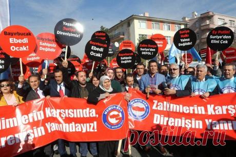 Десятки протестующих вышли на акцию у российского консульства в Турции :: Политика :: РБК