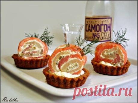ХЛЕБНЫЕ КОРЗИНОЧКИ С СЫРНЫМ НАПОЛНИТЕЛЕМ И РУЛЕТИКАМИ ИЗ РЫБЫ