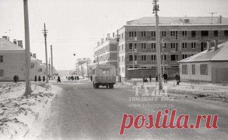 Октябрь 1959 года #Тула Перекресток улиц Окружной (ныне 9-го мая) и Китаевской (ныне Оружейная). Фото Владимира Полюбина. История улицы Оружейная https://www.tulainpast.ru/tulastreets/row1211/