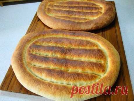 АРМЯНСКИЙ ХЛЕБ МАТНАКАШ
Очень вкусный домашний хлеб! Хорош и к супу, и к чаю. Рекомендую!
Сметана 2 ст.л
Вода 400 мл
Сухие дрожжи 7 г
Пшеничная мука 550 г
Соль 12 г
Сахар 20 г
Растительное масло 60 мл
Муку я использую Макфу. Вы смотрите по своей муке, возможно, ее понадобится больше.
Подогреваем 100 мл воды, добавляем сметану, сахар и дрожжи, все хорошо размешиваем. Дрожжи всыпайте потихоньку, чтобы не встали колом.
Накрываем мисочку и ставим в теплое место минут на 15. Как опара начнет осе