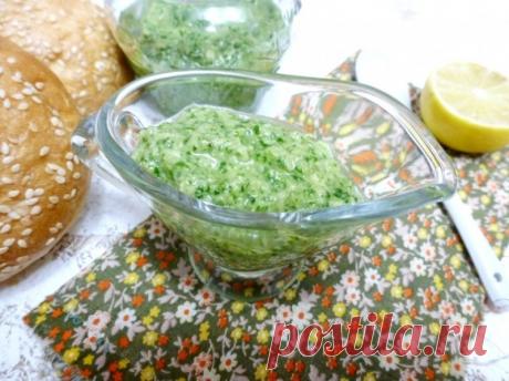 Песто из рукколы с семечками Ингредиенты:Руккола &mdash; 150 гСемена подсолнечника &mdash; 3 ст. л.Чеснок &mdash; 1 зубчикСыр твердый &mdash; 30 гСок лимона &mdash; 1 ст. л.Масло оливковое &mdash; 4 ст. л.Соль &mdash; по вкусуПриготовление: Рукколу сполоснуть и обсушить, чеснок почистить. Семечки подсушить на сухой...