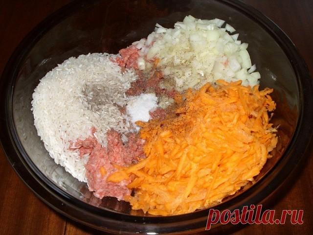 Голубцы для очень ленивых - 3 (Panasonic -18)

Итак, нам понадобятся:
Капуста белокочанная
Фарш ассорти(свинина+говядина) - 500 грамм
Морковь - 1 средняя штучка
Лук репчатый - 1 большая головка
Рис длиннозернистый - 1 мультистакан
Томатная паста - пару ложек( я беру 2 пакетика по 70 грамм)
Сметана - 250 грамм(но можно и без нее, смотрите примечания)
Лавровый лист
Перец горошком
Соль
Растительное масло
Вода

Приготовление:
Капусту шинкуем на терке, перед этим снимаем пару ц...