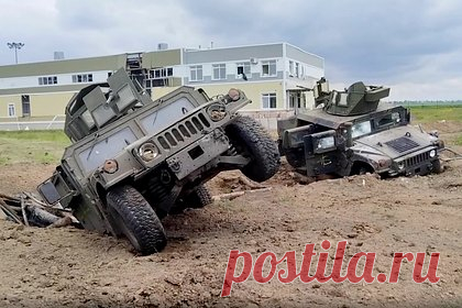 Российские журналисты попали под обстрел ВСУ в Белгородской области. Журналисты, работавшие у КПП «Грайворон» в Белгородской области, попали под обстрел. Об этом стало известно днем 24 мая. ВСУ обстреляли представителей прессы из миномета. Никто не пострадал. Издание Readovka, чьи военкоры были на месте происшествия, заявило, что по журналистам били прицельно.