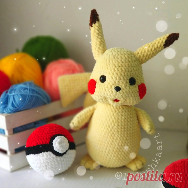 PDF Пикачу крючком. FREE crochet pattern; Аmigurumi toy patterns. Амигуруми схемы и описания на русском. Вязаные игрушки и поделки своими руками #amimore - плюшевый покемон Пикачу с покеболом, популярный персонаж аниме из плюшевой пряжи.