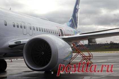 Boeing призвали проверять заглушки дверей на еще одной модели самолетов. Федеральное агентство гражданской авиации США (FAA) призвало операторов Boeing визуально проверять заглушки дверей на еще одной модели — 737-900ER. Уточняется, что этот самолет имеет такую ​​же конструкцию дверных заглушек, как лайнер MAX, у которого недавно в воздухе выпала секция фюзеляжа.