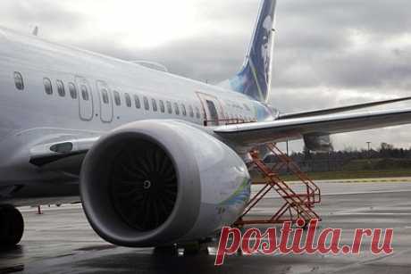 Boeing призвали проверять заглушки дверей на еще одной модели самолетов. Федеральное агентство гражданской авиации США (FAA) призвало операторов Boeing визуально проверять заглушки дверей на еще одной модели — 737-900ER. Уточняется, что этот самолет имеет такую ​​же конструкцию дверных заглушек, как лайнер MAX, у которого недавно в воздухе выпала секция фюзеляжа.