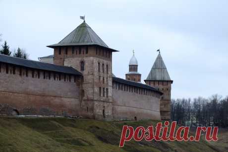 Ученые установили подлинный возраст Новгородского кремля Крепостная постройка была заложена на 300 лет раньше, чем считалось ранее

Ученые выявили подлинный возраст Новгородского кремля. Первая крепость на территории современного Новгородского кремля (Детин…