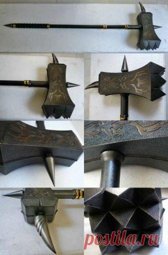 Боевой молот - средневековое древковое дробящее оружие Боевой молот относится к одному из самых древних видов холодного оружия, который использовали в основном для ведения боя на близком расстоянии. Впервые его стали изготовлять еще в эпоху неолита. Молот...