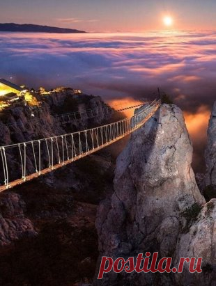 Гора Ай-Петри - знаменитая вершина крымских гор и мост в небо	(25 фото + видео)
Гора Ай-Петри является одной из достопримечательностей Крыма. Имя горы в переводе с греческого означает 