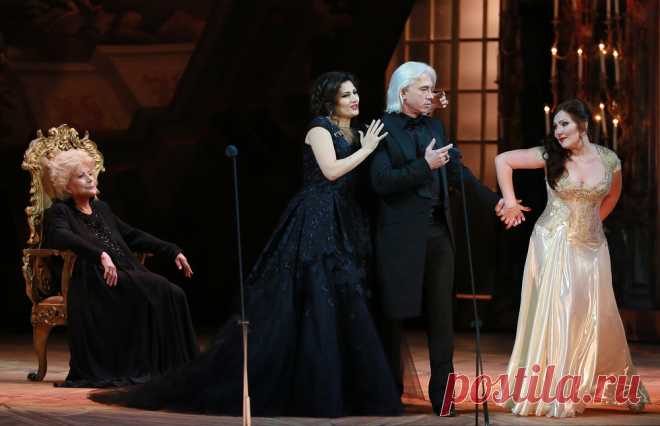 Певцы Елена Образцова, Ольга Перетятько, Дмитрий Хворостовский и Екатерина Сюрина на гала-концерте "Оперный бал" в Большом театре, посвященном 75-летию Елены Образцовой, 2014 год.  © Павел Смертин/ТАСС.  Подробнее на ТАСС:  
http://tass.ru/info/4646997  |  Биография Дмитрия Хворостовского - Биографии и справки - ТАСС