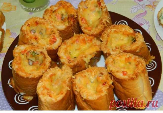 Вкусный завтрак. Горячие сочные бутерброды из багета.