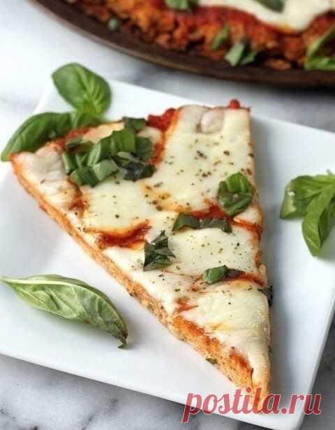 РЕЦЕПТЫ С КУРИЦЕЙ
 
1. Удивительная куриная пицца без грамма теста 
на 100 грамм - 120.13 ккал Б/Ж/У - 21.28/2.71/1.49 
 Ингредиенты: 
Филе куриное - 600 г 
Йогурт натуральный - 50 г 
Паста томатная - 50 г 
Сыр твердый нежирный - 70 г