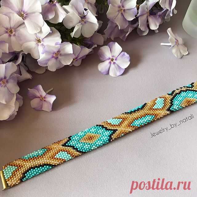 Добрый день, дорогие друзья!
Представляю вашему вниманию плоский браслет по схеме 