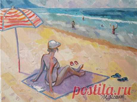 Девушка на пляже - Официальный сайт художника Игоря Ясакова Жаркое палящее солнце. Песчаный пляж. Тёплое море. В тени зонта сидит девушка. Её молодой человек купается в легком прибое. Он зовёт девушку освежиться в нежной воде… Холст/масло 30х40 см.
