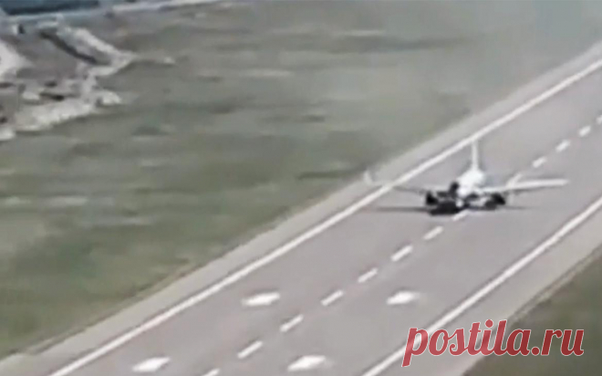 В аэропорту Геленджика приземлился первый за три года рейс. Видео. Первый за три года гражданский авиарейс приземлился в аэропорту Геленджика.