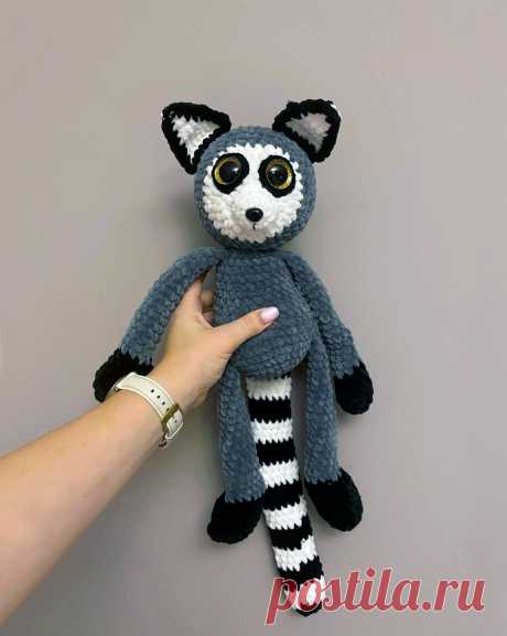 PDF Лемур Джулиан крючком. FREE crochet pattern; Аmigurumi toy patterns. Амигуруми схемы и описания на русском. Вязаные игрушки и поделки своими руками #amimore - плюшевый лемур из мультфильма &quot;Мадагаскар&quot;, большой король Джулиан из плюшевой пряжи.