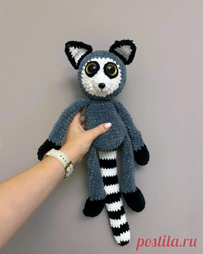 PDF Лемур Джулиан крючком. FREE crochet pattern; Аmigurumi toy patterns. Амигуруми схемы и описания на русском. Вязаные игрушки и поделки своими руками #amimore - плюшевый лемур из мультфильма "Мадагаскар", большой король Джулиан из плюшевой пряжи.