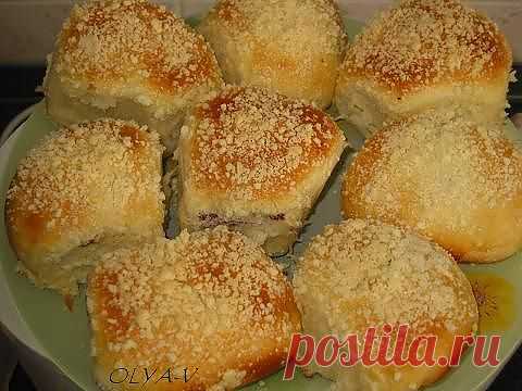 Булочки с наполнителем и посыпкой.