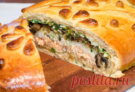 Кулебяка с рыбой, грибами и рисом
Подлинный русский горячий пирог кулебяка со сложной начинкой из рыбы (горбуша), грибов, риса, вареных яиц и зелени.