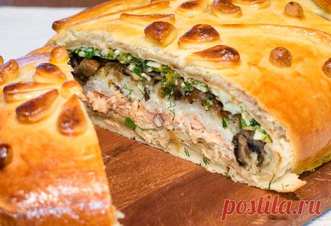 Кулебяка с рыбой, грибами и рисом
Подлинный русский горячий пирог кулебяка со сложной начинкой из рыбы (горбуша), грибов, риса, вареных яиц и зелени.