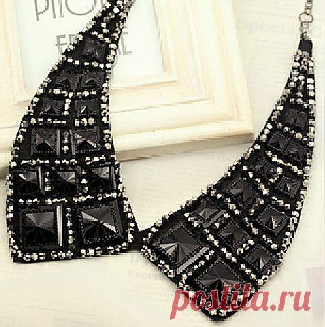 Накладной воротник из крупных камней и мелких бусин в цвет