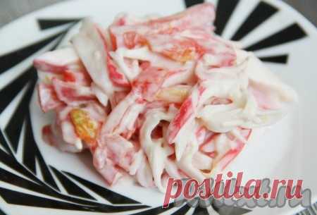 Салат с крабовыми палочками и помидорами - рецепт с фото