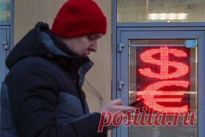 Курс евро превысил 102 рубля впервые за два месяца. На открытии торгов на Московской бирже в понедельник, 25 декабря, курс евро подскочил до 102 рублей и превысил отметку, достигнув на максимуме 102,11 рубля. Такого значения валюта достигла впервые с 20 октября. В то же время курс доллара поднялся выше 92 рублей. В верхней точке валюта достигала 92,49 рубля.