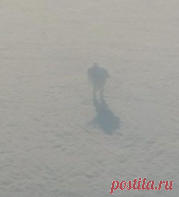Пассажиры самолета сфотографировали человека, идущего по облакам