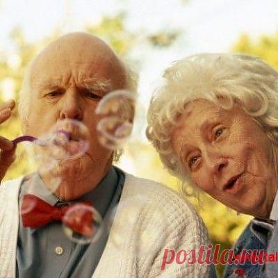 Родители в пожилом возрасте 

Порой мы бываем жестоки и грубы по своим отношению к своим старым родителям, не понимая их претензий, раздражительность и придирки. Наши родители найдут причины к нам придраться: не позвонишь - плохо, позвонишь - не вовремя позвонил, так и звонить не хочешь. Частенько не понимая их мы не можем понять элементарной вещи - им не хватает нашего внимания и любви. У пожилых людей, вышедших на пенсию появляется чувство ущербности, одиночества, они перестают чувствовать с