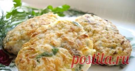 КОТЛЕТЫ ИЗ КУРИНОГО ФАРША С КАБАЧКАМИ 
ИНГРЕДИЕНТЫ:
● куриное филе - 500 г; 
● кабачок - 200 г; 
● рис (вареный) - 100 г; 
● морковь - 1 шт.; 
● лук репчатый - 1 шт.; 
● яйцо - 1 шт.; 
● зелень (укроп, петрушка, зеленый лук) - 1 небольшой пучок; 
● соль, перец; 
● мука для панировки.